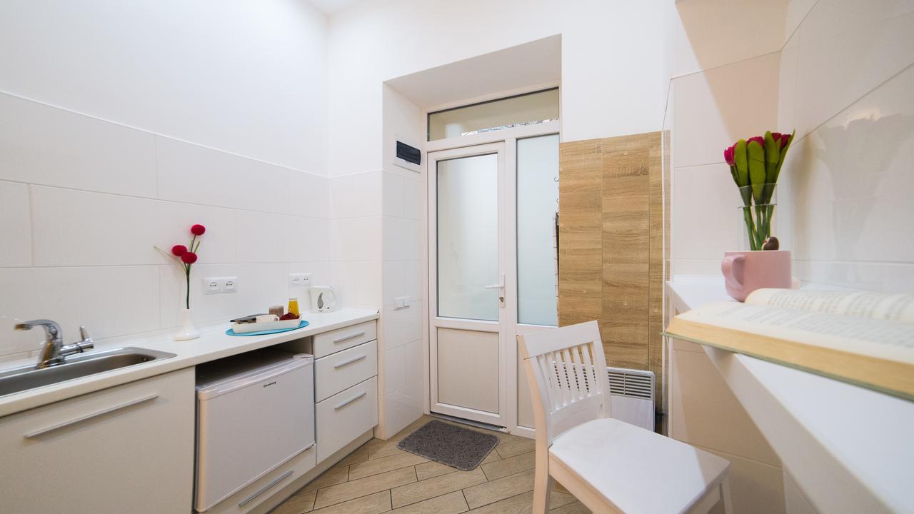 Smart Apartment On Filatova リヴィウ エクステリア 写真